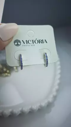 Brinco Argola Cravejado Zirconia Azul 16mm Diâmetro Fecho Clic em Prata 925 - Victória Joias em Prata 925