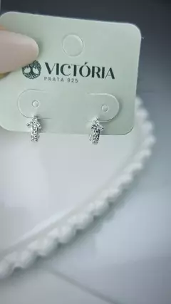 Brinco Argola Cravejado Zirconia Detalhe Flor 10mm Diâmetro Fecho Clic em Prata 925 na internet