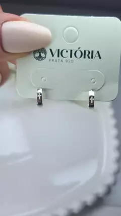 Brinco Argola G Detalhe Cruz 10mm Diâmetro Fecho Clic em Prata 925 na internet