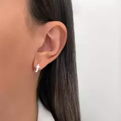 Brinco Argola Cravejado Zirconia Detalhe Flor 10mm Diâmetro Fecho Clic em Prata 925 - comprar online
