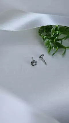 Brinco Flor Envelhecida em Prata 925 na internet