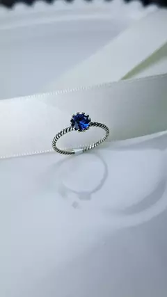 Anel Torcido Zirconia Azul Envelhecido em Prata 925 na internet