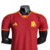 Camisa vermelha da Roma I Home Titular 23/24, modelo jogador, masculino, com detalhes em amarelo. Uniforme 2023-2024