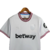 Camisa branca do West Ham II Away 23/24, com detalhes em vinho e preto e patrocínio da Betway. Toda branca, escudo branco, paquetá