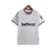 Camisa branca do West Ham II Away 23/24, com detalhes em vinho e preto e patrocínio da Betway. Toda branca, escudo branco, paquetá