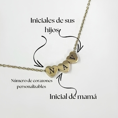 Collar de acero inoxidable personalizado con 3 dijes de corazón de 0.8 cm, cada uno con una inicial, y una frase corta. Tamaño del collar: 45 cm. Incluye inicial de mamá y número de corazones personalizables para hijos. Ideal para regalo sentimental.