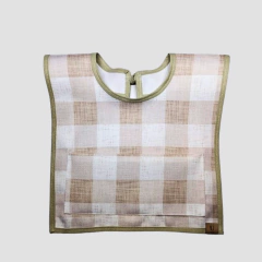 Babero Impermeable con Bolsillo Atrapamigas