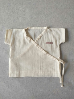 Camiseta cruzada y pantalón en internet