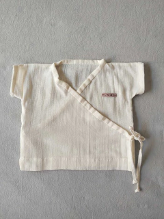 Camiseta cruzada y pantalón en internet