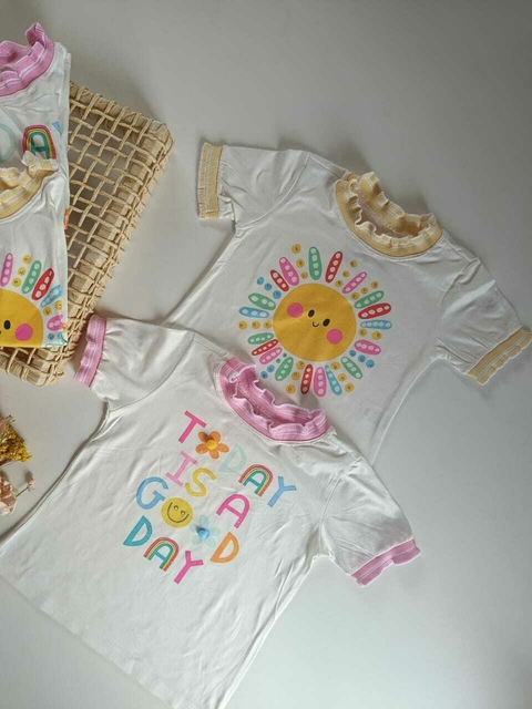 T-shirts com estampa localizada.