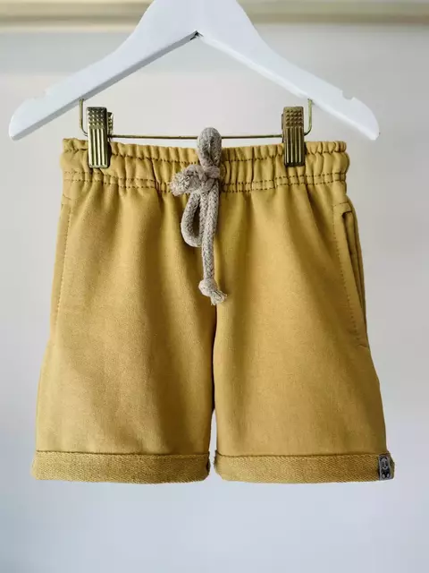 Bermuda moletom-amarelo ocre.