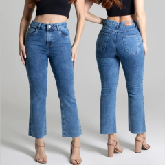 CALCA FLARE CROPPED SAWARY JEANS CLARO - R&K Jeans