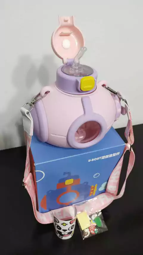 Cantimplora infantil con forma de submarino.