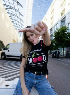 AMBITIONS REMERA CLASICA CEREZAS