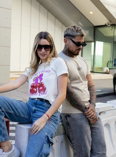 REMERA AMBITIONS DAMA CHERRY CEREZA