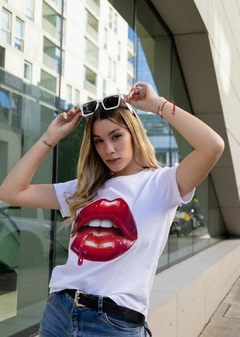 REMERA AMBITIONS DAMA LABIOS
