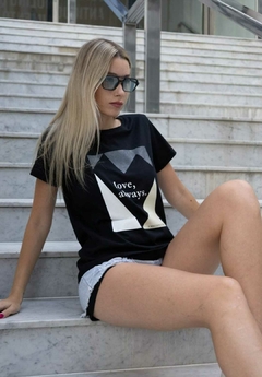 REMERA AMBITIONS DAMA LOVE ALWAYS