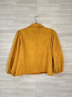 Camisa mostarda de veludo com mangas bufantes - Camaleão Moda Sustentável