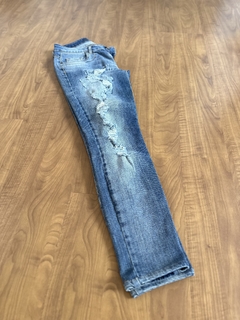 Calça jeans rasgada cós baixo na internet