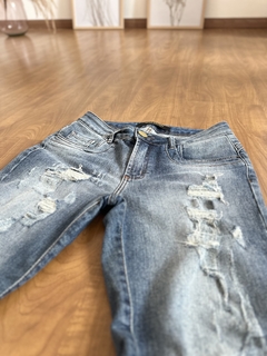 Calça jeans rasgada cós baixo - loja online