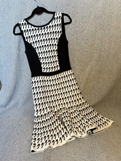 Vestido Evasê Branco e Preto - Camaleão Moda Sustentável