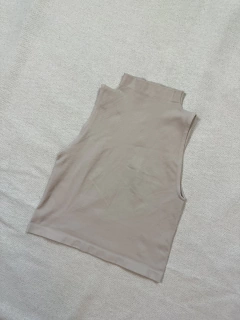 Cropped de nylon gola rolê