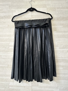 Saia plissada de vinil da Zara // P - Camaleão Moda Sustentável