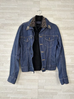 Jaqueta Jeans com gola de strass da Animale // G