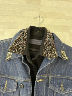 Jaqueta Jeans com gola de strass da Animale // G na internet