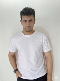 CAMISETA BASICA MASCULINA na internet