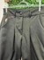 Calça de alfaiataria com detalhe de ziper na perna. na internet
