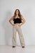 Calça wide leg bege.