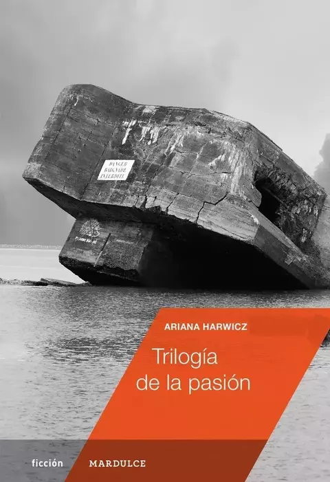 Portada del libro "Trilogía de la pasión" de Ariana Harwicz, mostrando una estructura de piedra en un paisaje acuático en blanco y negro.