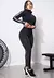 Conjunto fitness composto por calça legging preta com elástico e cropped de manga longa com gola alta, exibido por uma modelo em ambiente de academia.