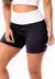 Short fitness preto com detalhe em branco, ideal para atividades físicas.