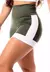 Short fitness verde militar com detalhes em branco, cintura alta, ideal para academia.