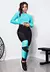 Modelo vestindo conjunto fitness com calça legging preta e cropped de telinha azul turquesa.