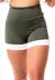 Short fitness verde militar com detalhes em branco e cintura alta, ideal para atividades físicas.