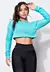 Modelo vestindo um conjunto fitness composto por cropped de telinha azul turquesa e calça legging preta, posando com uma mão na cabeça.