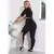 Calça legging preta com detalhe em rosê, parte de um conjunto fitness cropped, com uma mulher posando em pé.