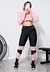 Conjunto fitness com calça legging preta e cropped rosê, ideal para atividades físicas.