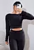 Modelo vestindo conjunto de calça legging e cropped de tela dry na cor preta.