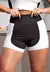 Short fitness feminino em preto e branco com cintura alta, destacando o design moderno e confortável.