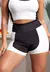 Short fitness feminino preto e branco com cintura alta, ideal para atividades físicas.