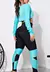 Calça legging preta com detalhes em azul turquesa, acompanhada de um cropped de telinha de manga longa na cor azul turquesa.
