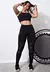 Modelo usando conjunto de legging e top de transparência fitness feminino na cor preta.