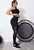 Conjunto fitness feminino com top e legging preta, destacando detalhes de transparência na calça.