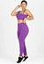 Modelo usando um conjunto cropped roxo com detalhe nas costas e calça legging roxa, ideal para moda fitness.