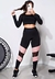 Conjunto fitness com cropped manga longa preto e calça legging com detalhes em rosa e malha, ideal para exercícios.