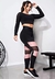 Conjunto fitness composto por cropped manga longa preto e calça legging com detalhes em rosa e preto.